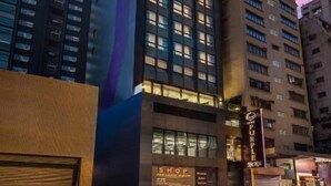 Een hoog, modern hotelgebouw met een opvallend verticaal designelement.