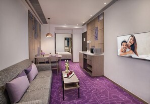 ห้องบิสซิเนสสวีท | บริเวณนั่งเล่น | ทีวีจอแอลอีดี 43 นิ้ว พร้อมช่องดิจิตอล, ทีวี