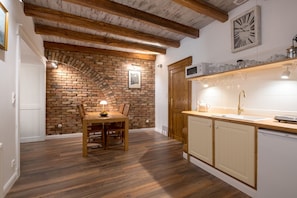 Appartement Deluxe (I) | Cuisine privée | Réfrigérateur grande capacité avec congélateur, four à micro-ondes