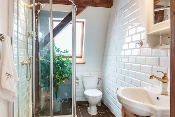 Estudio | Baño | Ducha, artículos de higiene personal gratuitos y secador de pelo