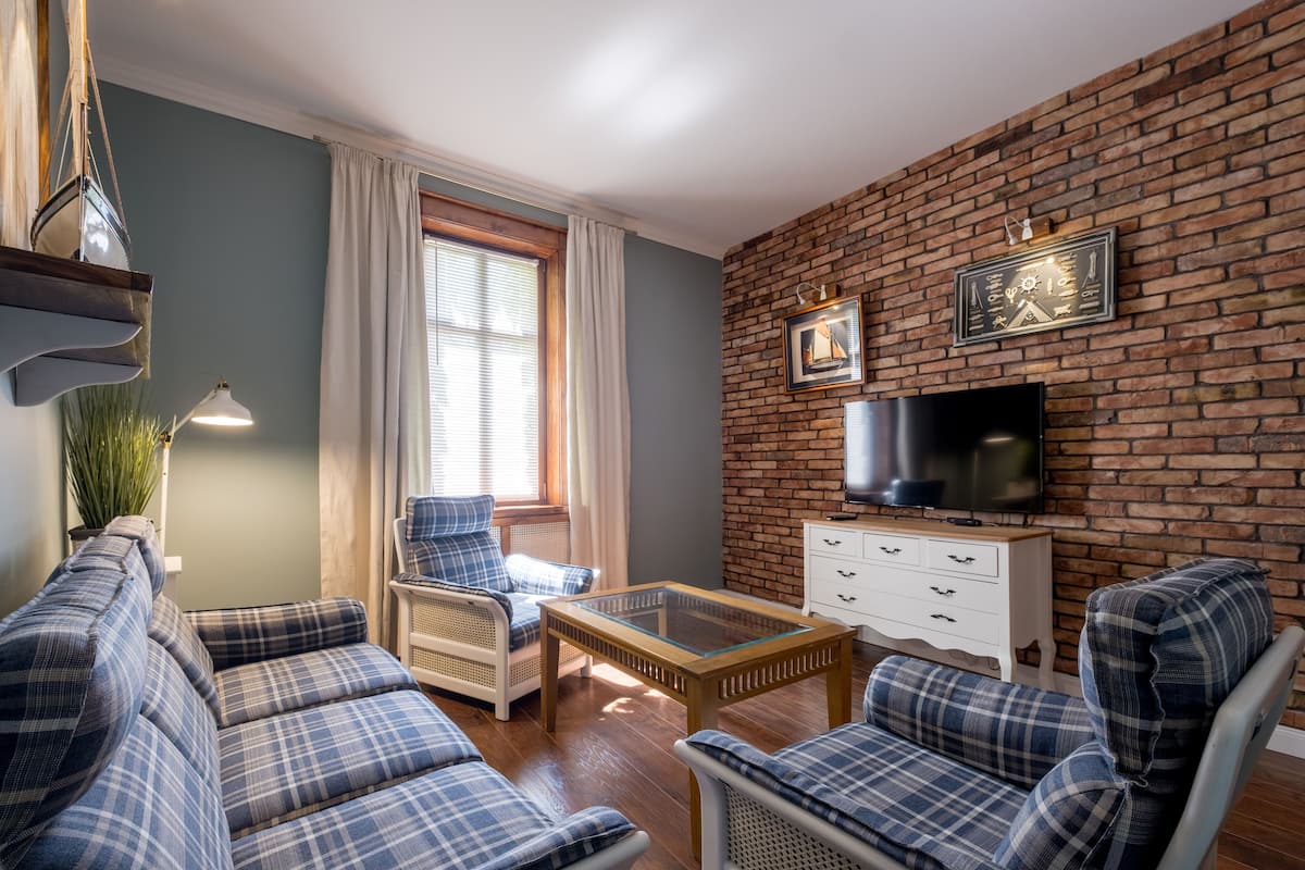 Deluxe Apartment (III) | Living area | 50-inch flat-screen TV with cable channels, LED TV