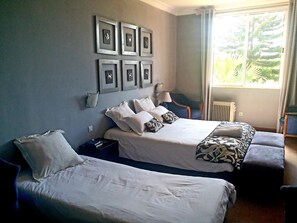 Kamar Triple Klasik, Beberapa Tempat Tidur | Minibar, meja kerja, Wi-Fi gratis, dan seprai linen