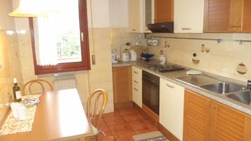 Frigorifero, microonde, forno, piano cottura