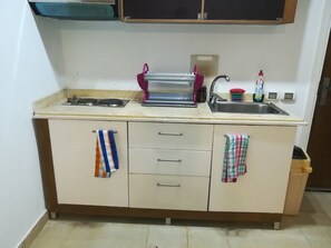 Grand réfrigérateur, micro-ondes, plaque de cuisson