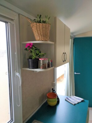 Bañera con ducha, secador de pelo, toallas, jabón