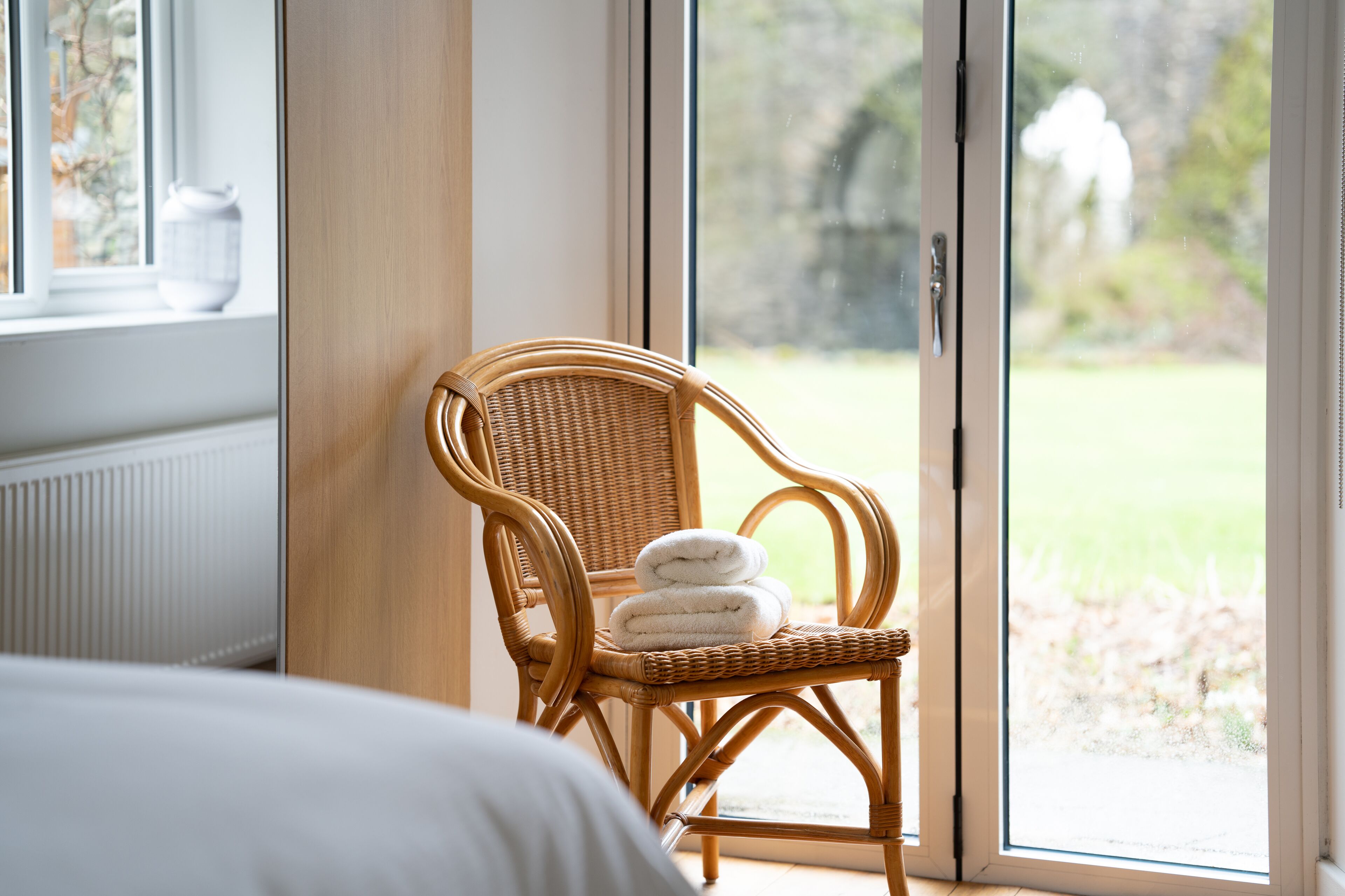 Sengetøy av topp kvalitet, strykejern/-brett og reiseseng for barn