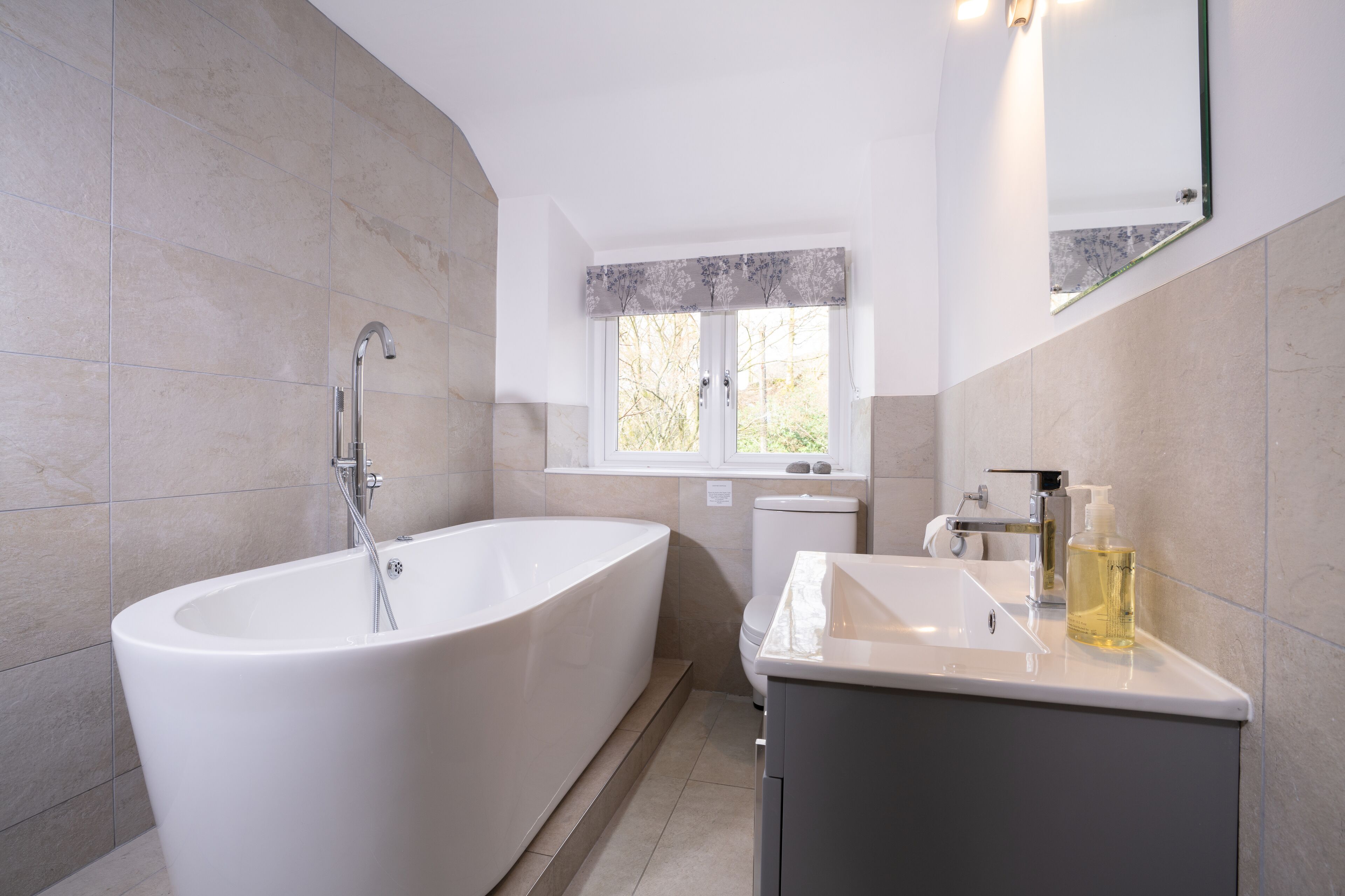 Combined shower/bathtub, rainfall showerhead, towels, shampoo