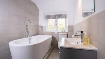 Combined shower/bathtub, rainfall showerhead, towels, shampoo