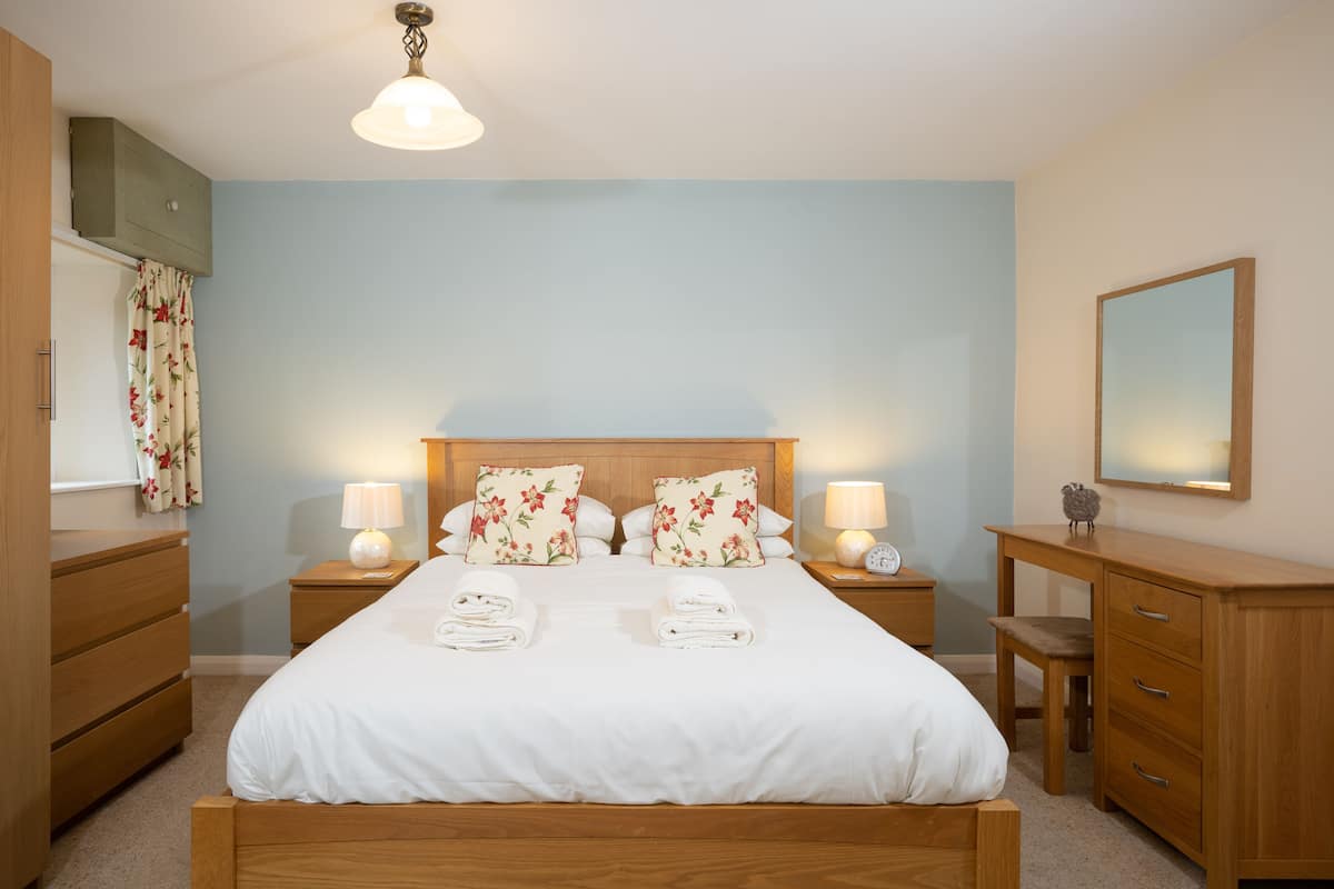 Premium bedding, iron/ironing board, travel cot, free WiFi