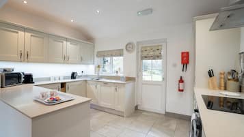 Riverside Cottage | Private kitchen | Full-sized fridge, microwave, oven, stovetop