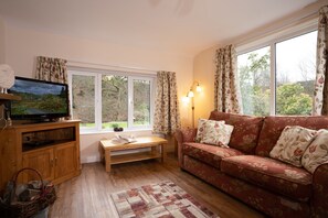 Flat-screen TV, fireplace - Low Jock Scar Country Estate (Kendal)