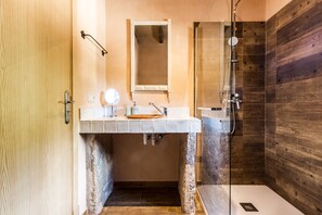 Estúdio superior, terraço (Ibiza) | Banheiro | Secador de cabelo, toalhas de banho, sabonete, shampoo