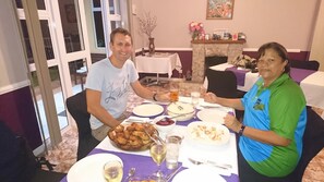 Frokost, lunsj og middag serveres, lokale og internasjonale retter 