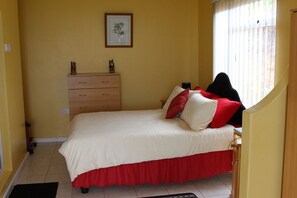 Suite (Vista) | Minibar, caja de seguridad en la habitación y decoración personalizada 