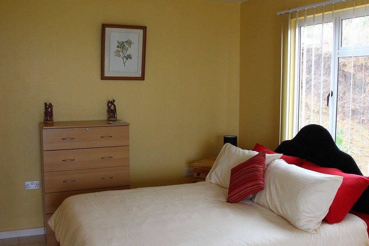 Vista Suite | Minibar, in-room safe, desk, iron/ironing board (on request)