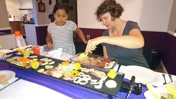 Una mesa de comedor con diversos alimentos y utensilios.