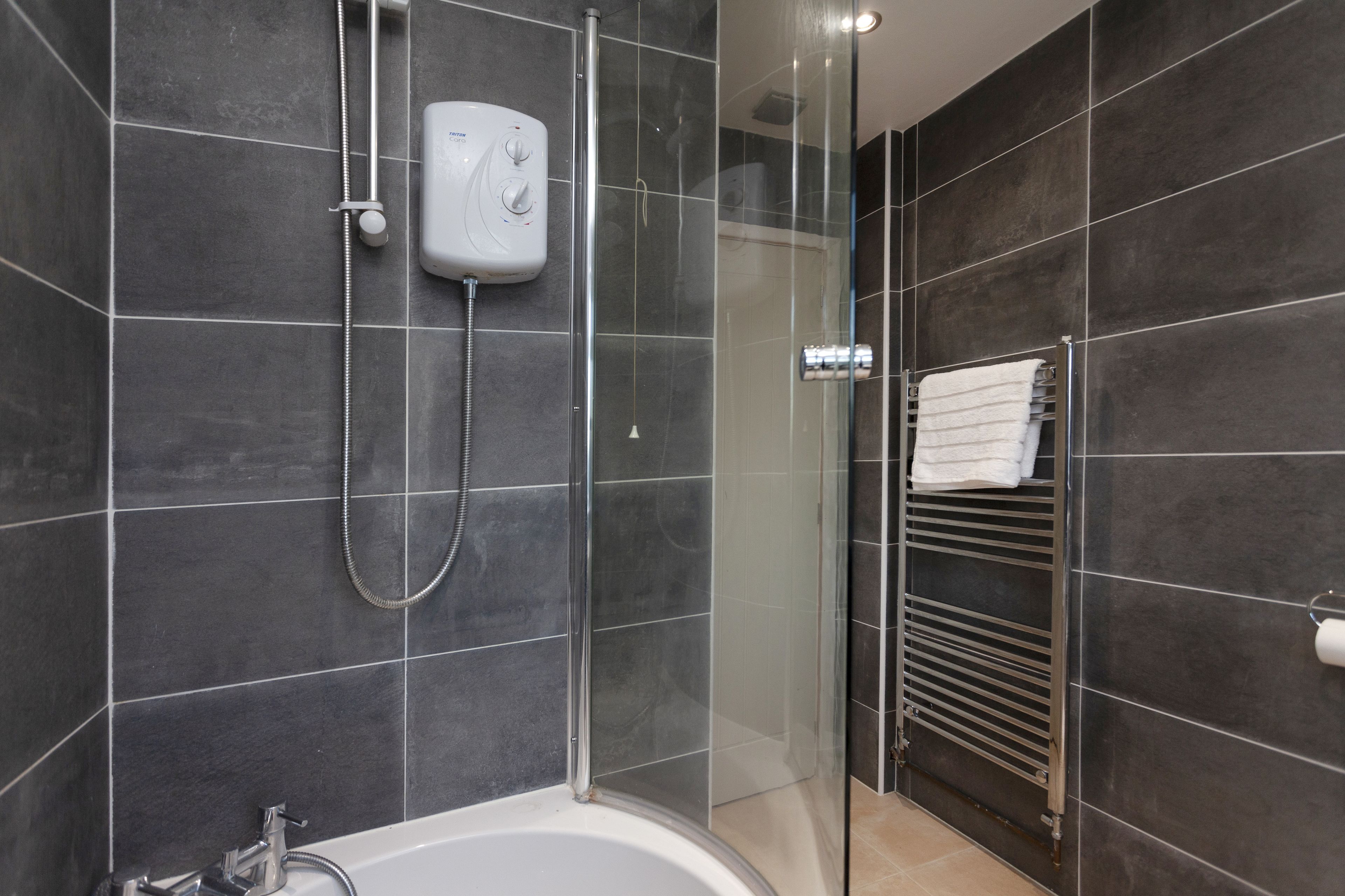 Familienhaus, Mehrere Betten | Badezimmer | Duschwanne, Komfortbadewanne, kostenlose Toilettenartikel, Haartrockner