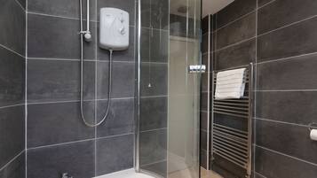 Family House, Multiple Beds | Bathroom | Combined shower/bathtub, deep-soaking bathtub, free toiletries