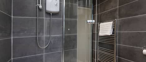 Family House, Multiple Beds | Bathroom | Combined shower/tub, deep soaking tub, free toiletries, hair dryer