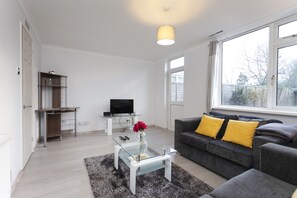 Casa familiar, varias camas | Área de sala de estar | Televisión de pantalla plana 