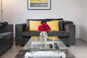 Casa familiar, varias camas | Zona de estar | Una televisión de pantalla plana