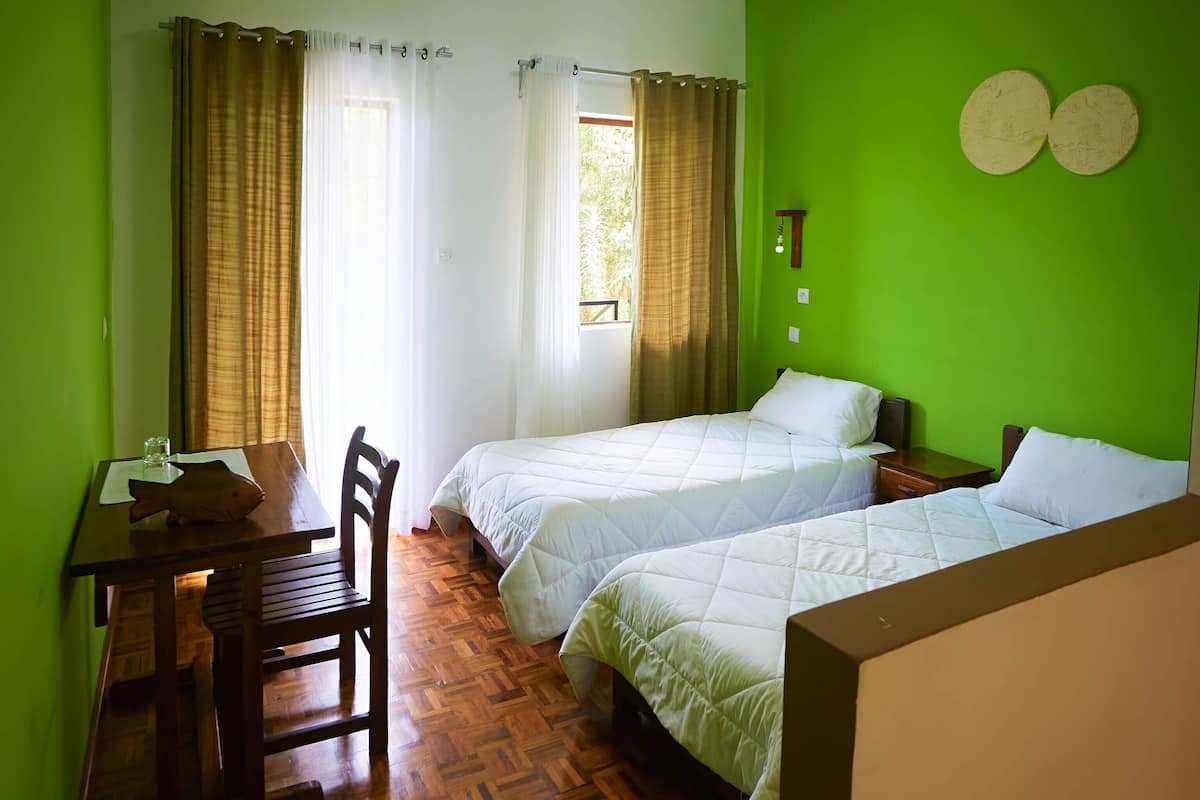 Minibar, muebles diferentes y escritorio