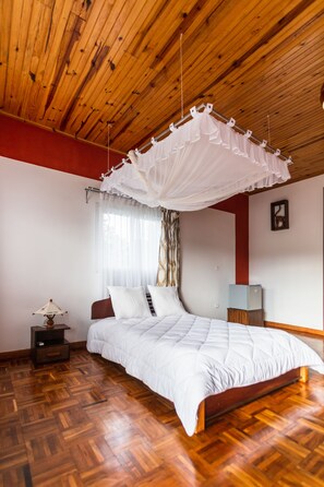 Standard-Bungalow, Poolblick | Minibar, individuell eingerichtet, Schreibtisch