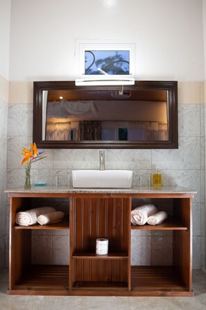 Bungalow Familial, vue piscine | Salle de bain