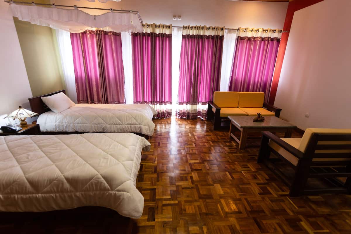 Minibar, muebles diferentes y escritorio