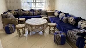 Standard-Apartment, 3 Schlafzimmer, Poolblick (G-94) | Wohnbereich | 36-Zoll-Flachbildfernseher mit Satellitenempfang, Fernseher