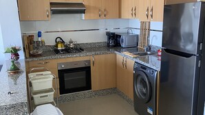 Standard-Apartment, Meerblick (E-104) | Eigene Küche | Espressomaschine, Wasserkocher mit Kaffee-/Teezubehör, Kühlschrank