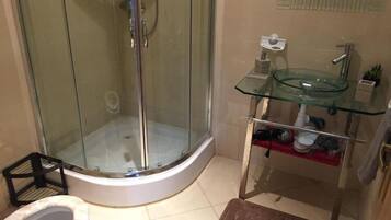 Standard Apartment, 3 Bedrooms, Pool View (G-94) | Bathroom