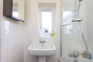 Family House, Multiple Beds | Bathroom | Combined shower/tub, free toiletries, hair dryer, towels
