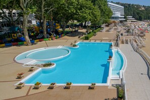 Seasonal outdoor pool, pool umbrellas, sun loungers