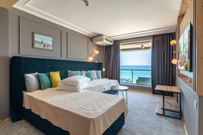 Quarto família, sacada, vista para o mar | Frigobar, cofres nos quartos, berços grátis, Wi-Fi de cortesia