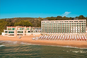 Ubicación a pie de playa, tumbonas, sombrillas y toallas de playa