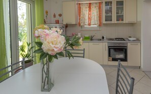 Apartment, 1 Schlafzimmer | Eigene Küche | Kühlschrank, Herdplatte, Wasserkocher mit Kaffee-/Teezubehör