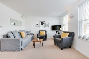 Classic Apartment, Multiple Beds | Living area - The Art Inn (London)