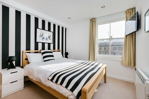 Classic Apartment, Multiple Beds | Living area | Flat-screen TV - The Art Inn (London)