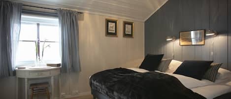 1 bedroom, individually decorated, free cots/infant beds, rollaway beds