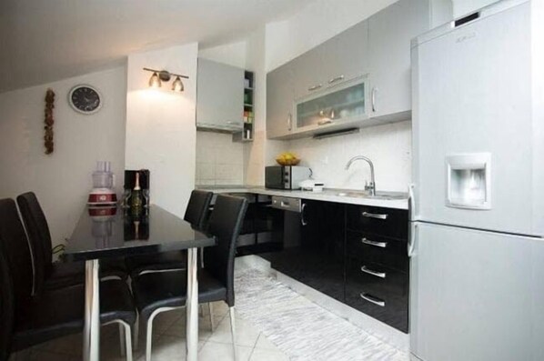 Apartment, Multiple Beds | Private kitchen