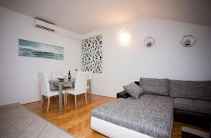 Apartment, Multiple Beds | Living area | Flat-screen TV