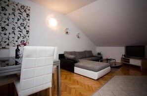 Apartment, Mehrere Betten | Wohnbereich | Flachbildfernseher