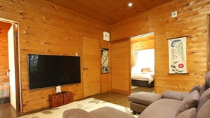 Hytte, 2 soverom | Oppholdsområde | TV