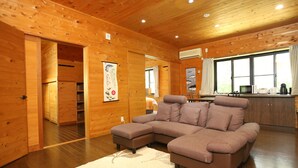 Hytte, 2 soverom | Oppholdsområde | TV