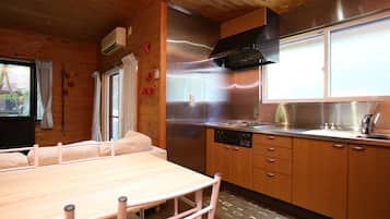 Cabin, 2 phòng ngủ | Khu vực ăn uống tại phòng