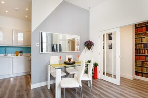Luxury Apartment, Multiple Beds | In-room dining