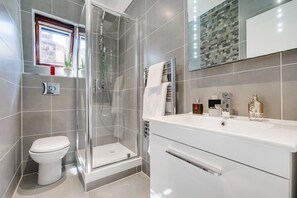 Appartement Premium, plusieurs lits | Salle de bain | Douche, articles de toilette gratuits, sèche-cheveux