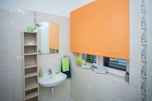 Appartement, 1 lit double et 1 canapé-lit | Salle de bain | Douche, serviettes fournies, papier toilette