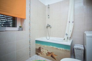 Appartement, 1 lit double et 1 canapé-lit | Salle de bain | Douche, serviettes fournies, papier de toilette